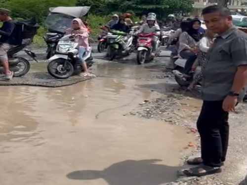 Bupati Kampar Tinjau kondisi jalan yang rusak di Tarai Bangun