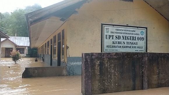 Tingginya Intensitas Hujan, Desa Kebun Tinggi Kecamatan Kampar Kiri Hulu di Terjang Banjir Bandang