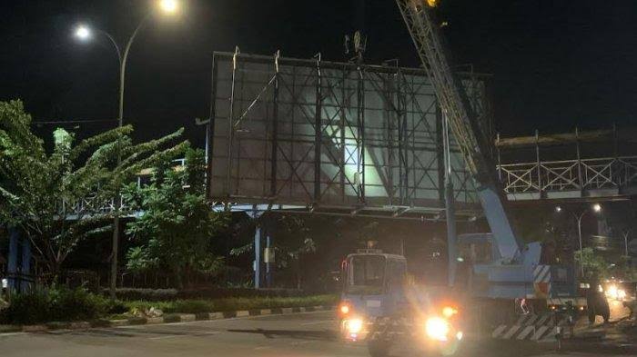 Penertiban Tiang Reklame di Jalan Jenderal Sudirman Pekanbaru Terus Berlanjut