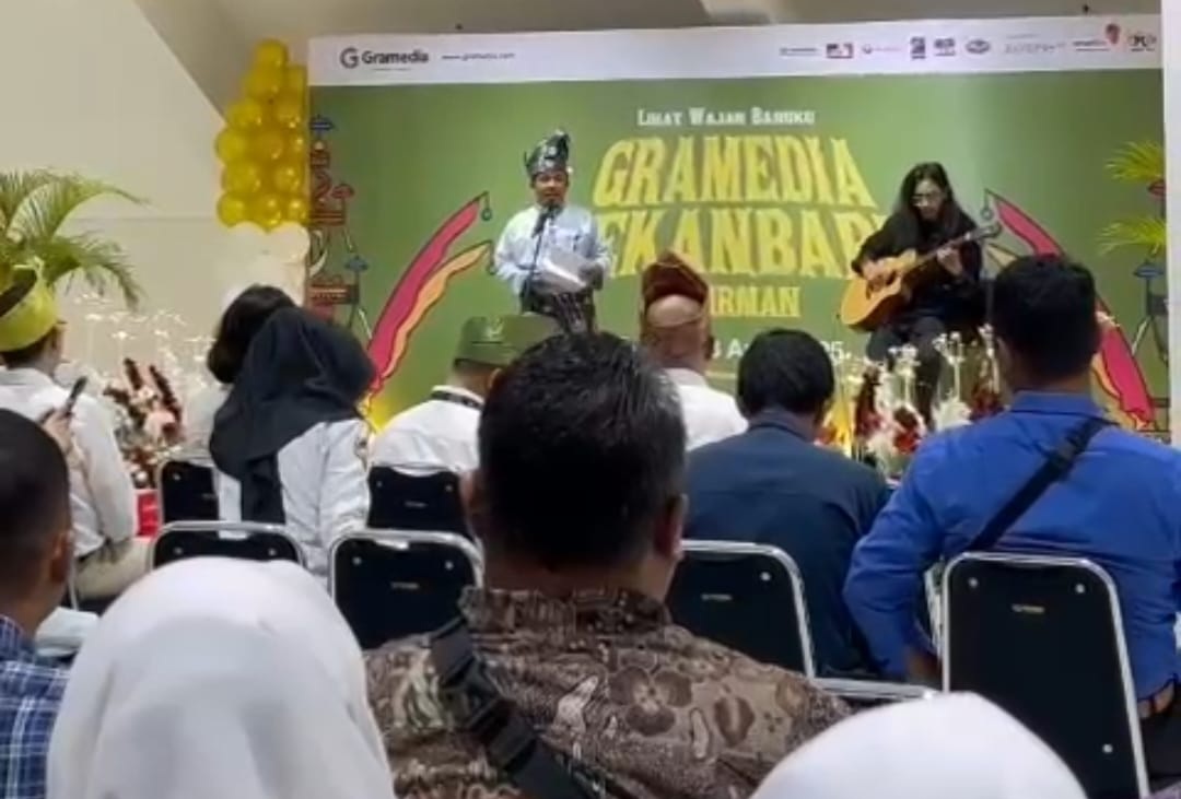 Sastrawan Riau H. Griven J Putra Bacakan Puisi "Kepada Mahmud" Re-Opening Gramedia Pekanbaru 