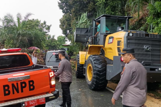 Polisi Terapkan Buka Tutup di Jalur Longsor Kuansing