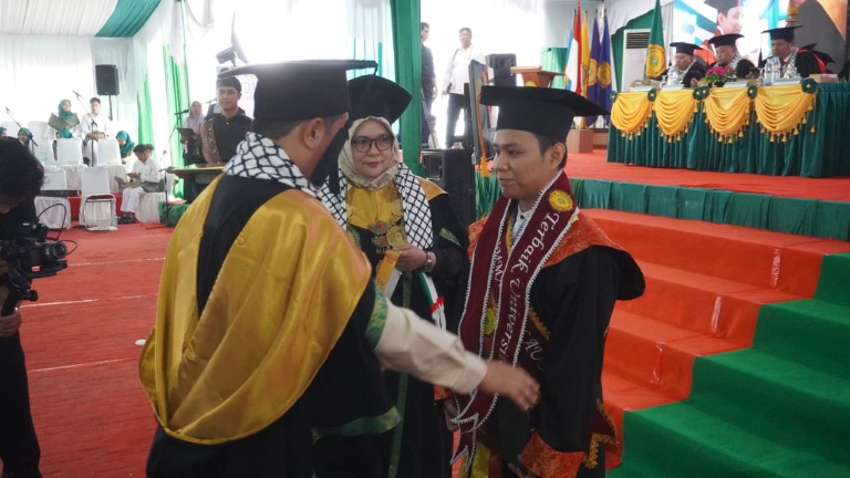 Umri Wisuda 388 Mahasiswa, Thahirudin Peraih Predikat Summa Cumlaude dengan IPK 3,99