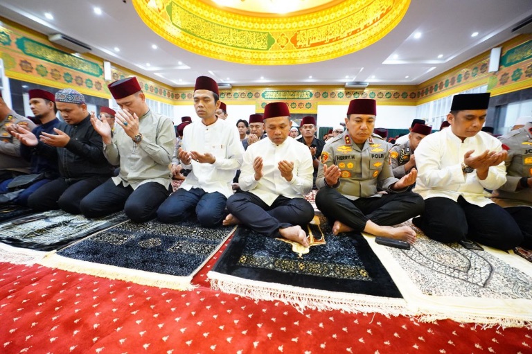 UAS dan Rocky Gerung Hadir di Kajian Subuh Ilmiah Polda Riau Soal Alam