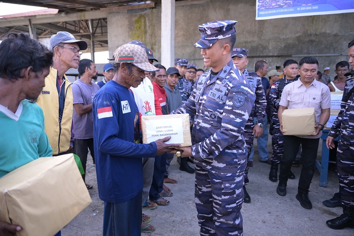Danlanal Dumai Serahkan Bantuan Sembako untuk Nelayan di Pelabuhan Oliong