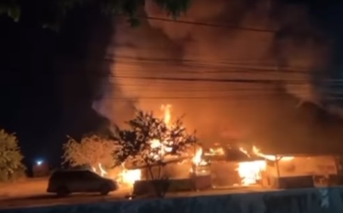 Kebakaran Hebat Hanguskan Kedai dan Lapak Pedagang di Pasar Pagi Jalan pemuda Tampan