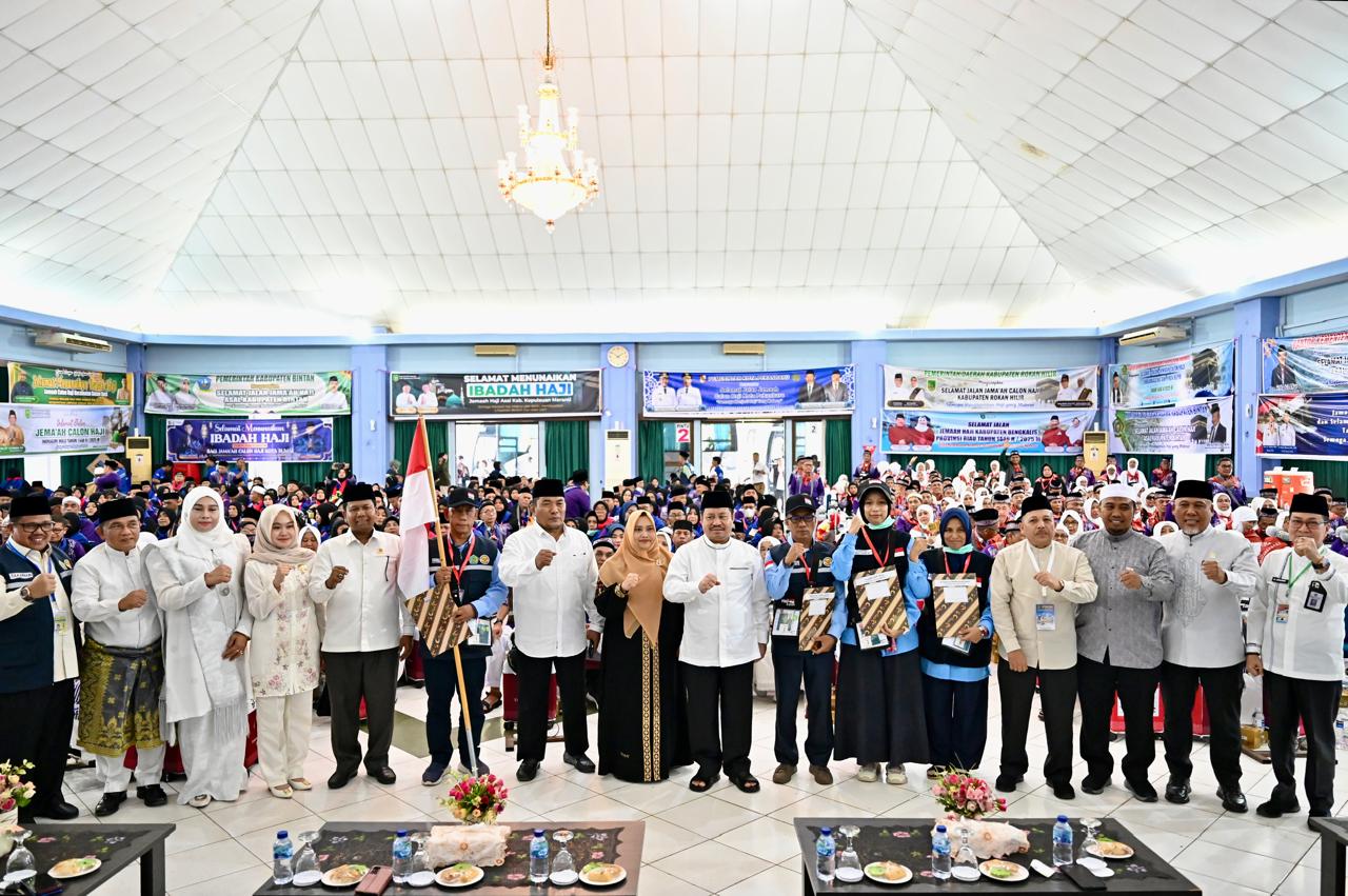 Bupati Kasmarni Lepas Keberangkatan 164 JCH Kloter 12 Menuju Madinah