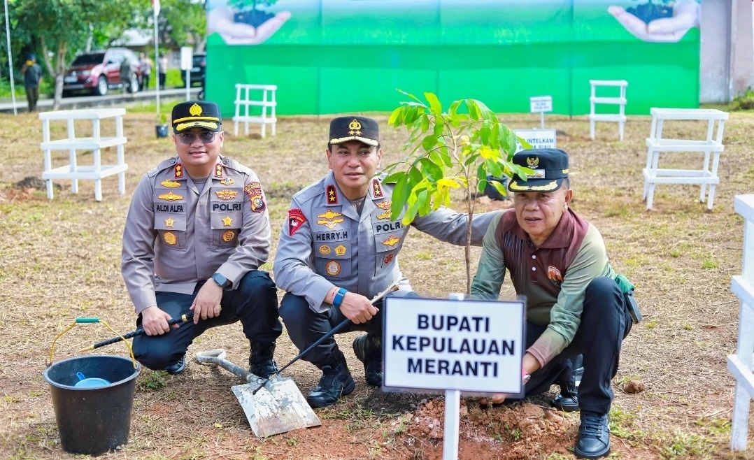 Kapolda Riau Tanam Pohon di Meranti, Bupati Asmar: Ini Kebanggaan Bagi Kami