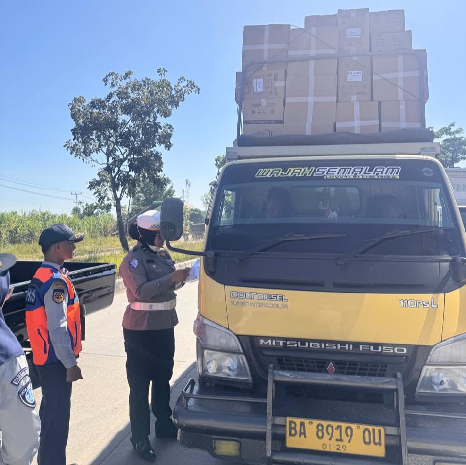 80 Truk ODOL dan Pelanggar Jam Operasional di Pekanbaru Ditilang