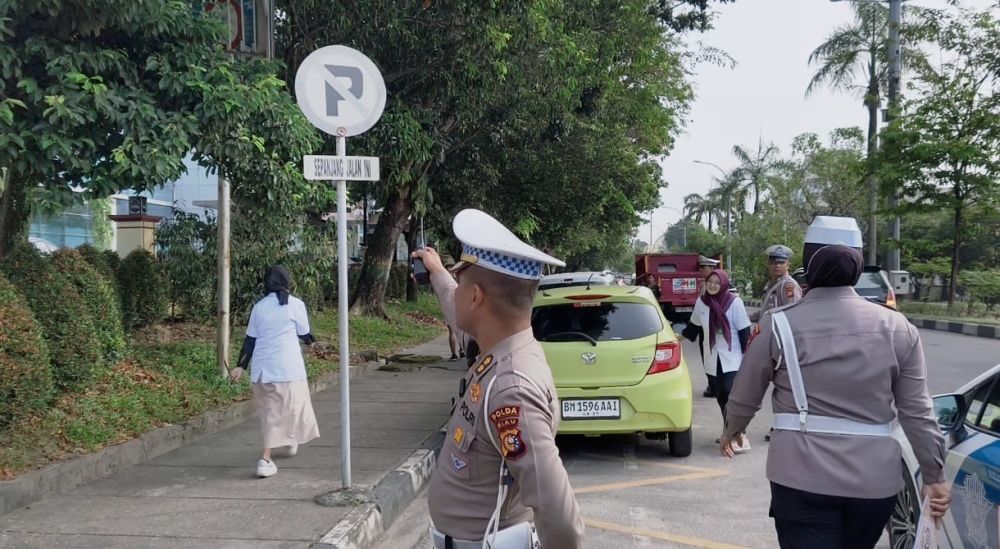 Puluhan Kendaraan Parkir Liar di Depan RSUD Arifin Achmad Pekanbaru Ditilang Polisi