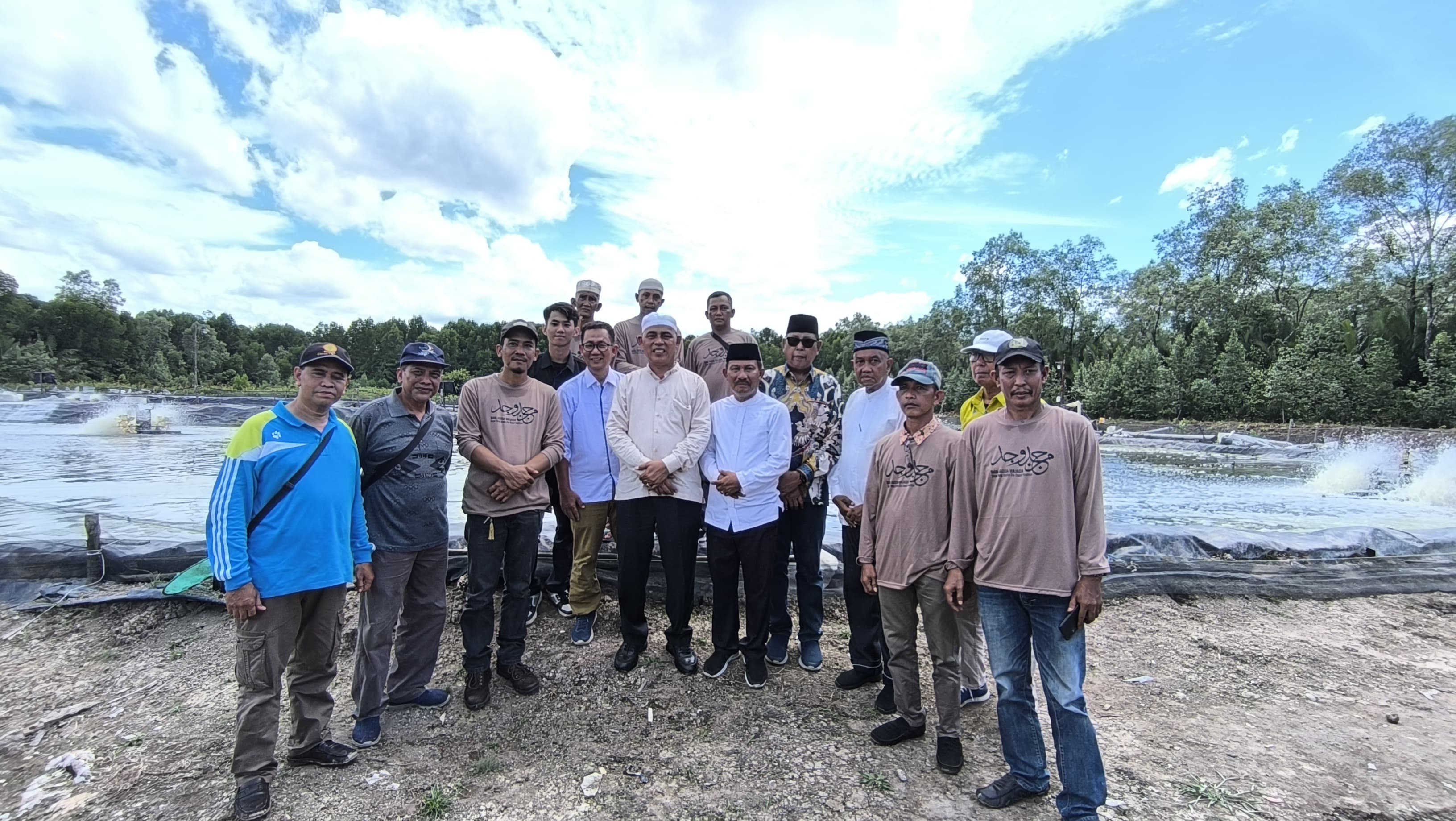 Bupati Inhil Tinjau Tambak Udang Vaname di Tanjung Apek