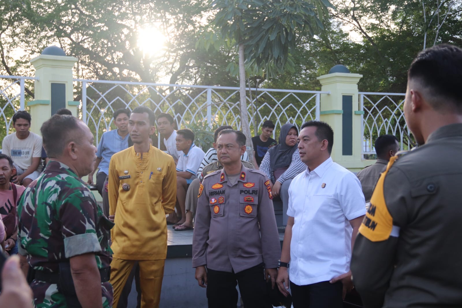 Satpol PP Pekanbaru Bersama Aparat Gabungan Tertibkan PKL di Pedestrian Masjid An Nur