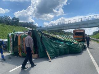 Mobil Truk Fuso Tabrak Colt Diesel yang Parkir di Bahu Jalan Tol Pekanbaru - Dumai