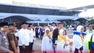 Bupati Rohul Lepas Keberangkatan Jemaah Haji di Bandara Tuanku Tambusai