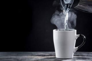 Lima Manfaat Dahsyat Minum Air Hangat di Pagi Hari untuk Kesehatan Tubuh