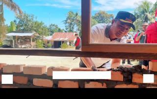 Bupati Pelalawan Ikut Gotong Royong Bangun Rumah Warga di Sikijang