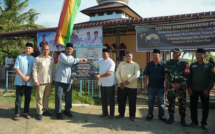 Wabup Siak Syamsurizal Serahkan Sapi Kurban di Sungai Apit