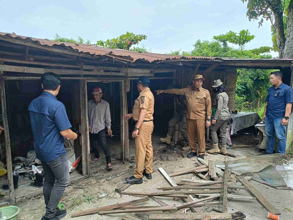 Pemko Pekanbaru Bongkar Puluhan Warung Remang-remang di Jalan SM Amin, Langgar Ketertiban dan Asusila