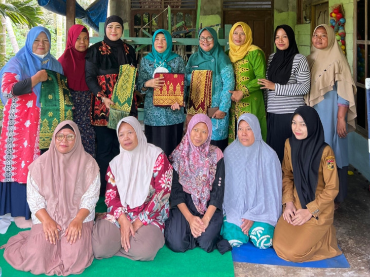Ketua Dekranasda Kampar Tinjau Pengrajin Songket Pagaruyung dan Tudung Saji Desa Petapahan