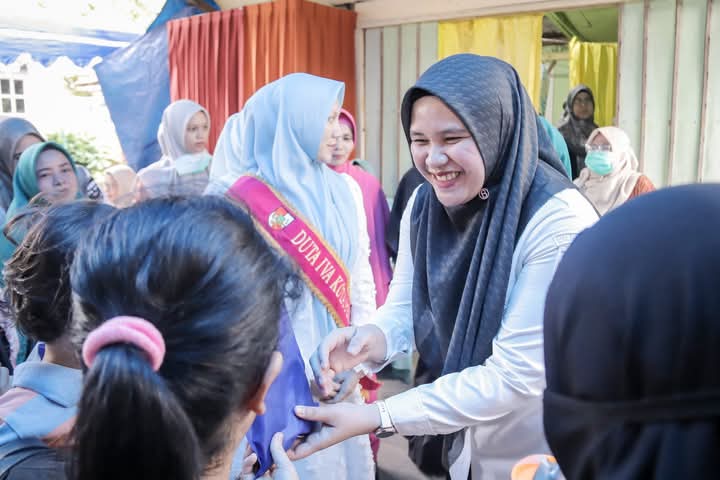 Tinjau Posyandu di Kecamatan Pekanbaru Kota, Ketua TP PKK Pekanbaru Salurkan Bantuan PMT 