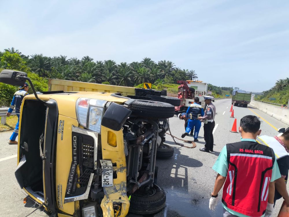 Sopir Mengantuk, Pajero Sport Tabrak Truk Box hingga Terguling di Tol Pekanbaru-Dumai