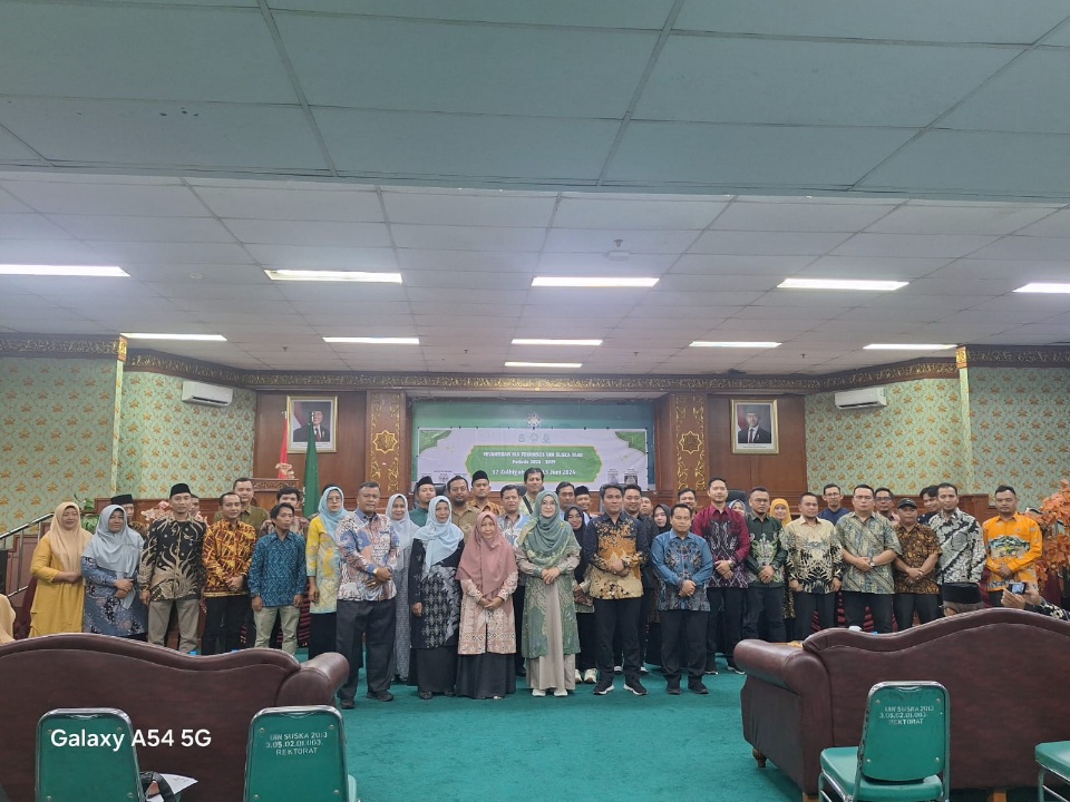 Rektor UIN Suska Riau Resmi Kukuhkan  IKA Fekonsos Periode 2025 - 2029