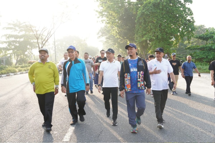Rayakan Milad Ke 17, Ribuan Peserta Ikuti Jalan Sehat UMRI Berhadiah Utama Umroh