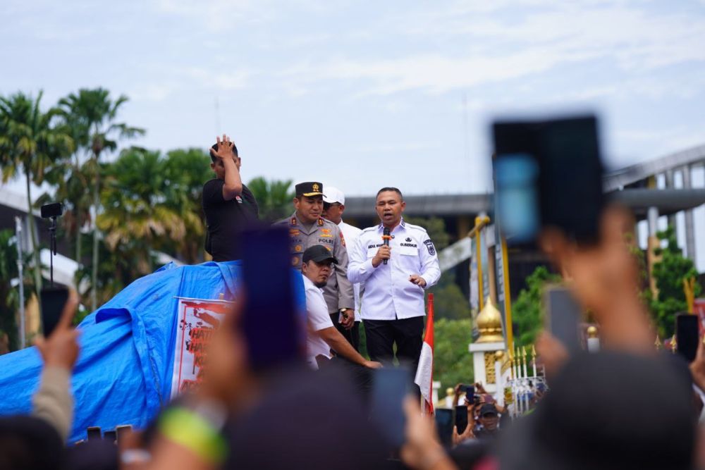 Gubernur Riau, Kapolda, dan Dua Bupati Tenangkan Massa Aksi TNTN di Pekanbaru
