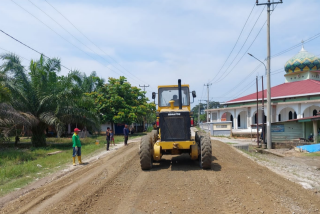 Gubernur Abdul Wahid Instruksikan Perbaikan Ruas Jalan Cerenti-Air Molek Segera Diaspal