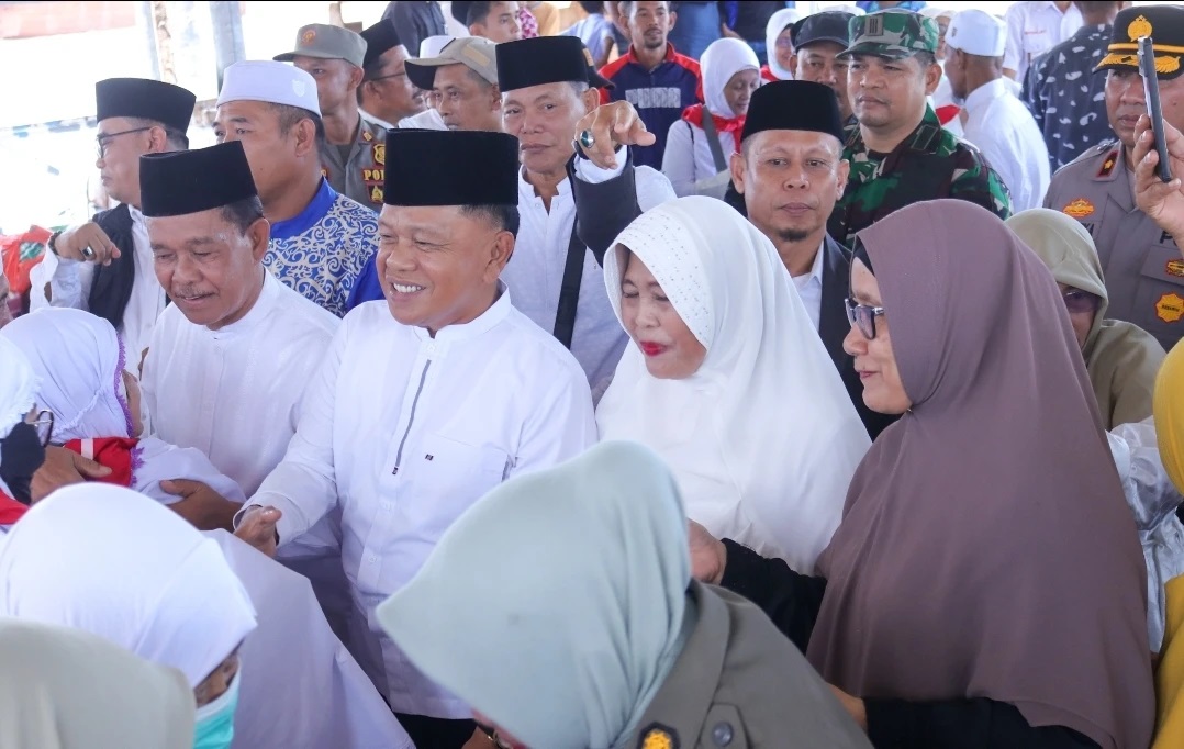 Bupati Asmar Sambut Kepulangan Jemaah Haji Kepulauan Meranti di Selatpanjang