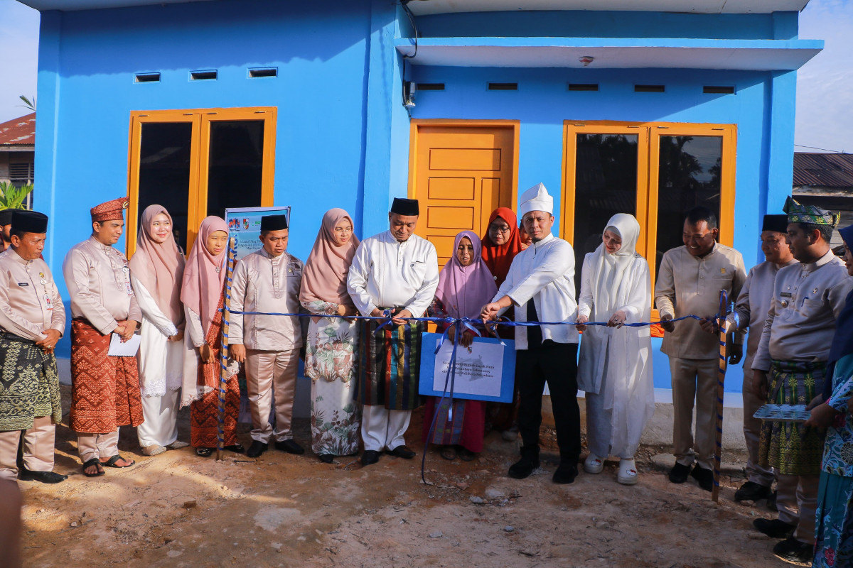Hadiah HUT Pekanbaru, Wali Kota Agung Serahkan Kunci ke Warga yang Rumahnya Direnovasi