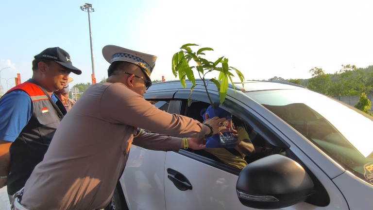 Dari Gerbang Tol Permai hingga Pekbang: Ditlantas Polda Riau Sapa Pengendara dengan Aksi