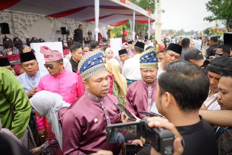 Ribuan Masyarakat Antusias Sambut Pawai Taaruf MTQ Ke-43 di Bengkalis