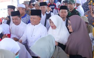 Bupati Asmar Sambut Kepulangan Jemaah Haji Kepulauan Meranti di Selatpanjang