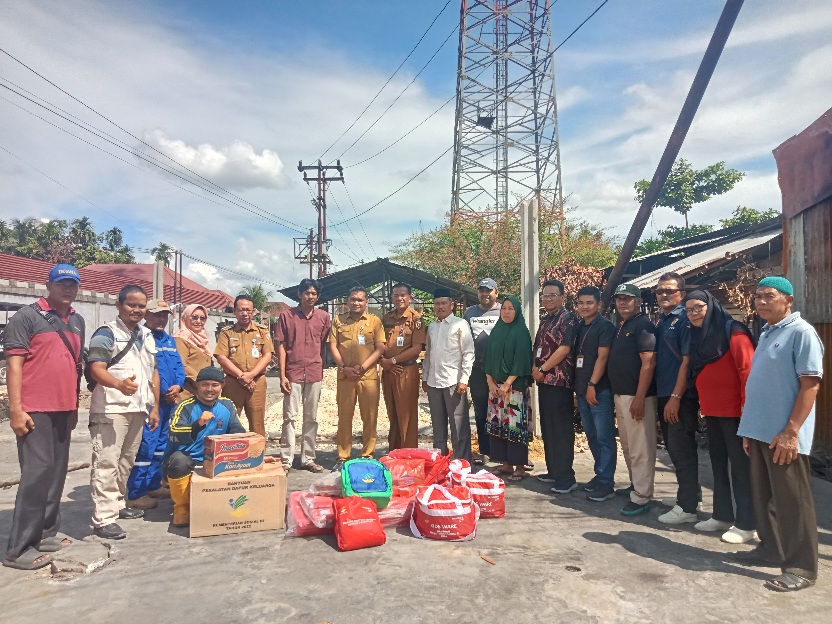 Camat Kulim Dampingi Dinsos Pekanbaru Serahkan Bantuan ke Warga Terdampak Kebakaran