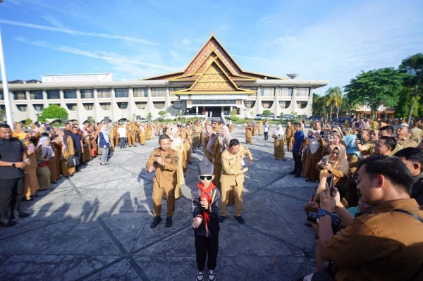 Gubernur Riau dan Jajaran ASN Ikut Menari Bareng Bocah Viral Dikha, Promosikan Pacu Jalur