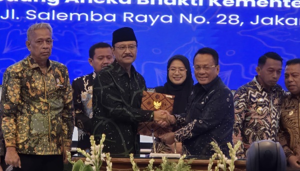 Bupati Rohil Teken MoU Sekolah Rakyat di Kemensos 