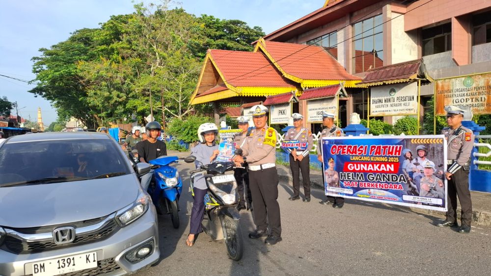 Cara Unik Satlantas Polres Inhu: Edukasi Lalu Lintas Lewat Cokelat dan Stiker