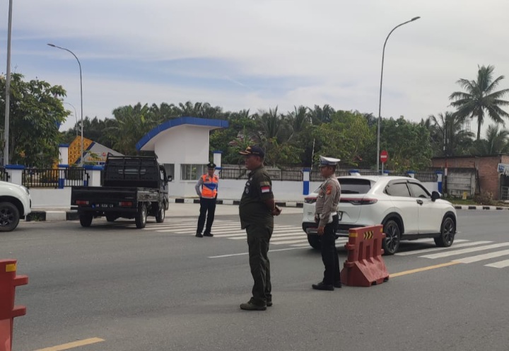 Dishub Pekanbaru dan Petugas Gabungan Tilang 48 Travel Gelap Operasi Patuh LK