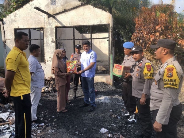 Rumah Hangus Terbakar, Warga Kota Lama Terima Bantuan