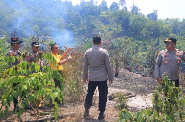 Kapolres Kampar Turun Tangan Padamkan Karhutla di Perbatasan Riau-Sumbar