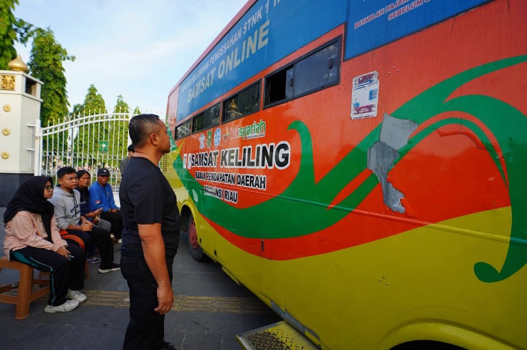 Sambil Olahraga, Gubri Wahid Cek Langsung Layanan Samsat Keliling di Area CFD