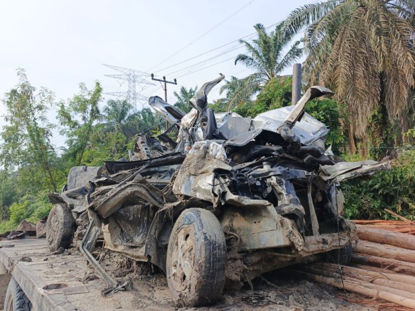 Kronologi Kecelakaan Maut di Pelalawan: Truk Tronton Masuk Jurang, Grand Max Hancur