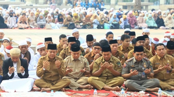 Memohon Berkah Hujan: Ratusan Jemaah Rohul Shalat Istisqa Redakan Kabut Asap