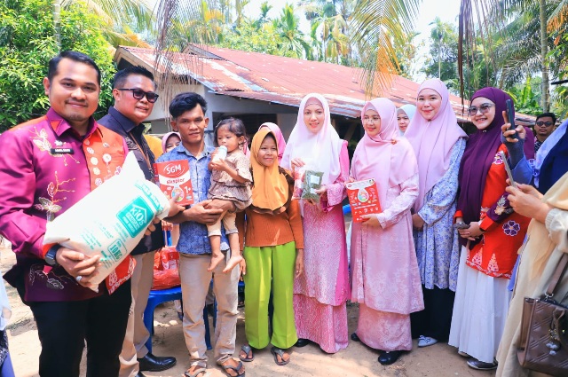 Ketua TP PKK Sulastri Agung Salurkan Bantuan Keluarga Anak Stunting di Tenayan Raya