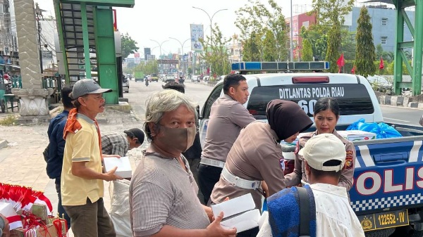 Jumat Barokah: Wanto Ojol Pekanbaru dapat Nasi Kotak
