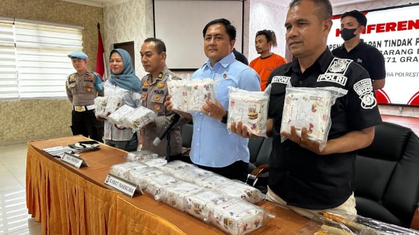 Digerebek di Parkiran Mal SKA, Pasutri Terlibat Peredaran 20 Kg Sabu