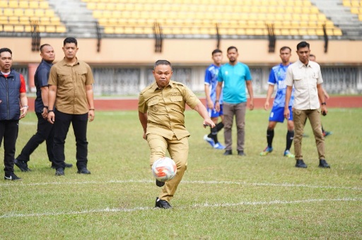 Tendangan Gubernur Abdul Wahid Jadi Tanda Dimulainya Mini Soccer HUT ke-68 Riau