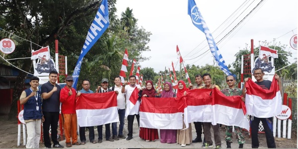 Jelang HUT ke-80 RI, Camat Kulim Goro Merah Putih di Pebatuan 