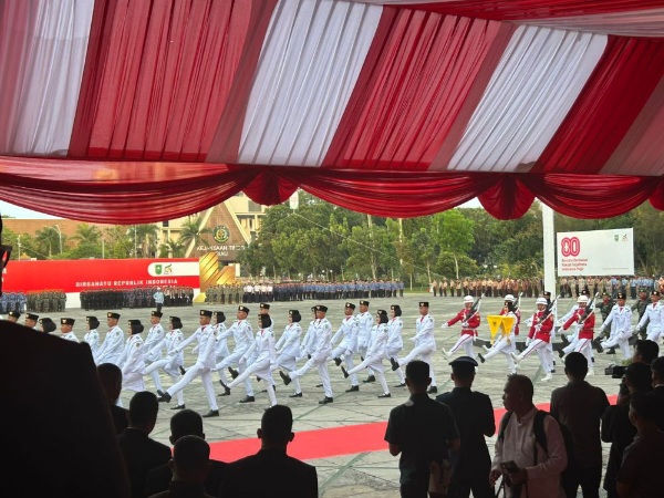 Upacara Penurunan Bendera HUT ke-80 RI, Paskibraka Tampilkan Formasi Pacu Jalur