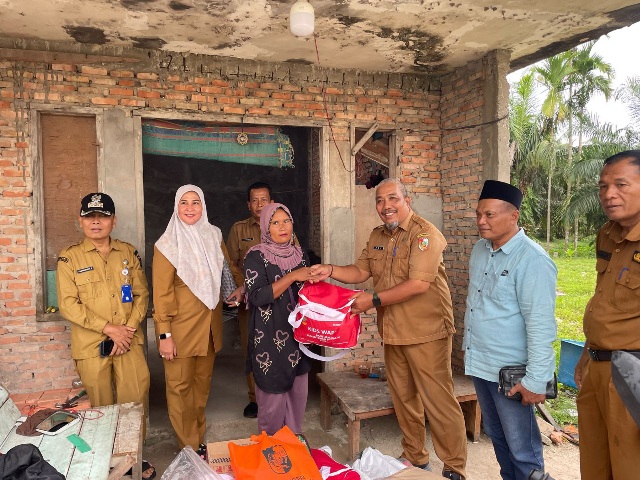 Dinsos Pekanbaru Salurkan Bantuan Korban Bencana Puting Beliung di Rumbai Bukit 